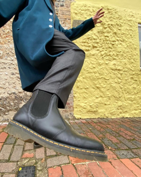 2976 Felix Vegan Chelsea Boots in Black | Dr. Martens