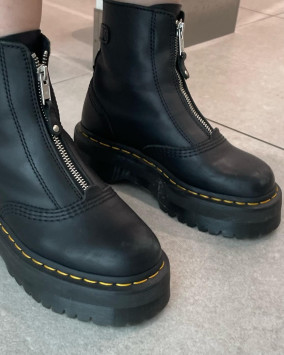Jetta Platform Boots in Black | Dr. Martens