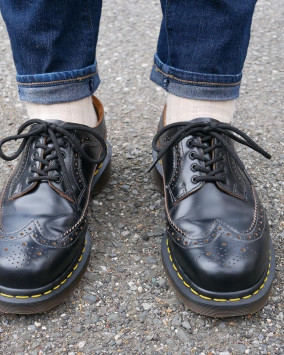 3989 Yellow Stitch Smooth Leather Brogue Shoes in Black | Dr. Martens