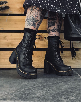 【スティービー】Dr. Martens CHESNEY 6タイ ブーツ Chesney Leather Flared Heel Lace Up Boots in Black | Dr. Martens