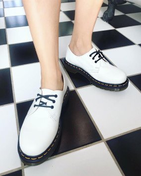 1461 Smooth Leather Oxford Shoes in White | Dr. Martens