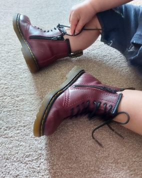 Botas 1460 para niños de piel Softy T en Rojo Cereza Martens